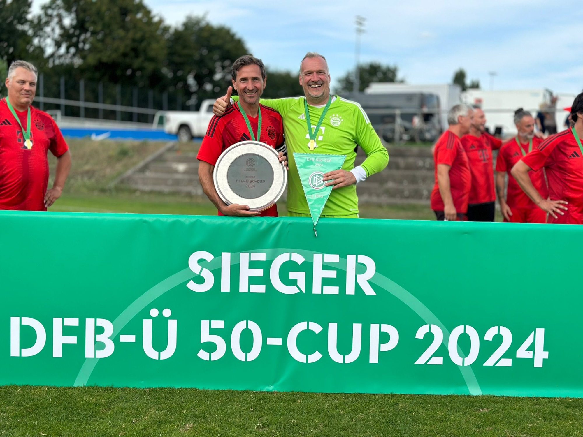 Tom Deppisch mit der Siegerschale des DFB-Ü50-Cups 2024